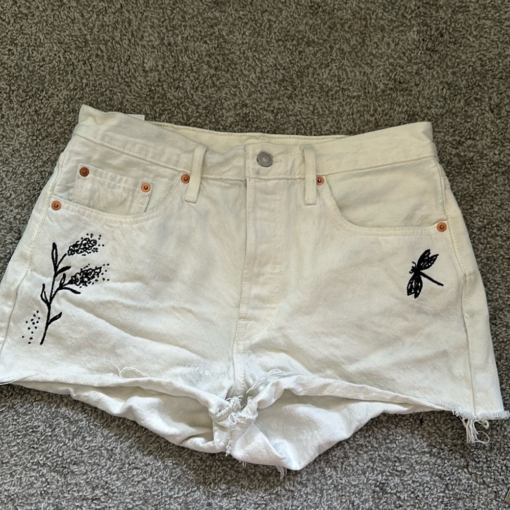 Levi’s white button up jean shorts - women size 29